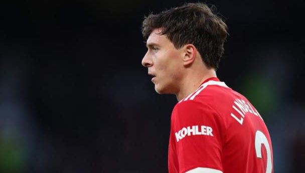 Nueva alerta en el fútbol: Jugador del Manchester United abandonó la cancha con dolor en el pecho