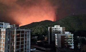 VIDEOS: Incendio en expansión tomó terrenos de la UCV en Aragua