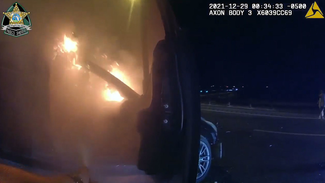 EN VIDEO: El increíble momento cuando policía de Florida rescata a una mujer atrapada en carro ardiendo en llamas