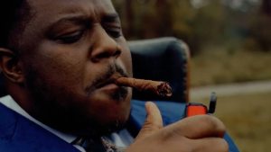 Un candidato a senador en EEUU se presentó en su primer anunció fumando un gigante cigarro de marihuana (VIDEO)