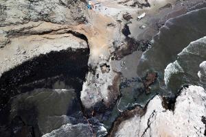 Repsol completará esta semana la limpieza de petróleo en el mar peruano
