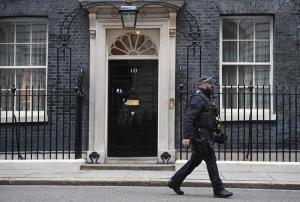 Policía interrogará a más de 50 personas sobre las fiestas en Downing Street