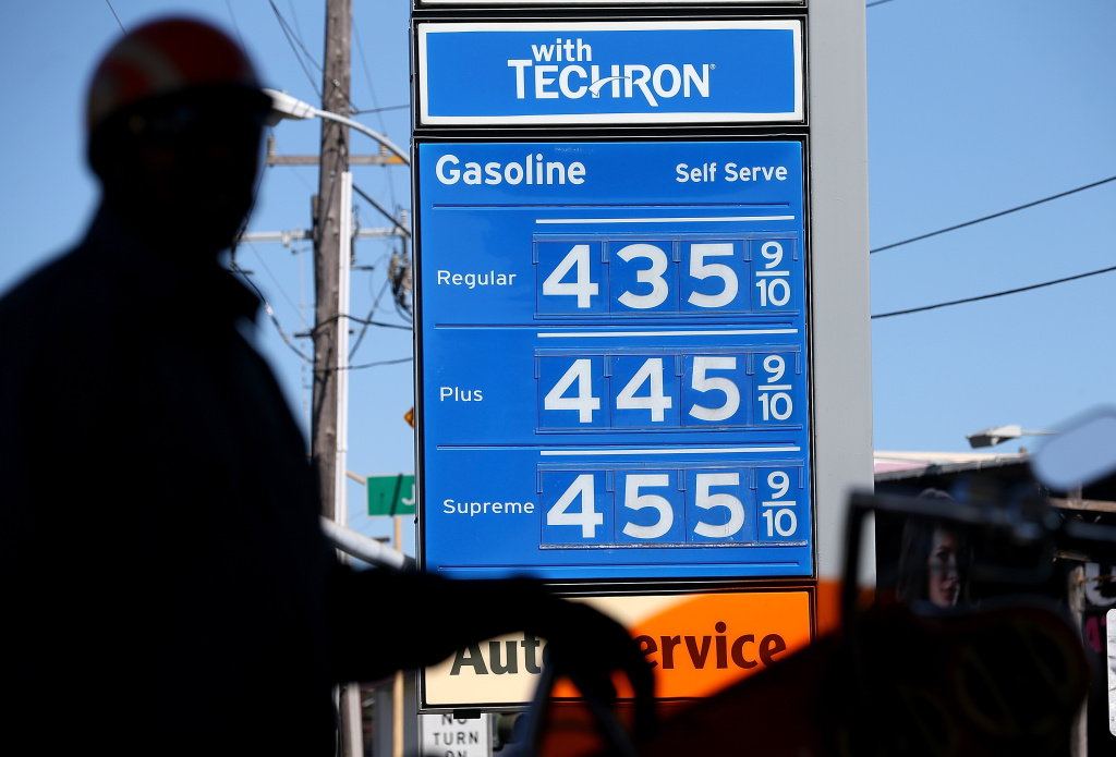 EEUU debate suspender el impuesto a la gasolina en un intento por frenar la inflación