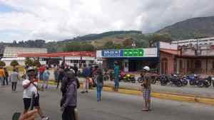 Motorizados merideños trancaron la avenida Los Próceres para exigir despacho de gasolina subsidiada
