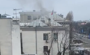 Humo negro saliendo de la embajada de Rusia en Kiev levanta sospechas (Video)