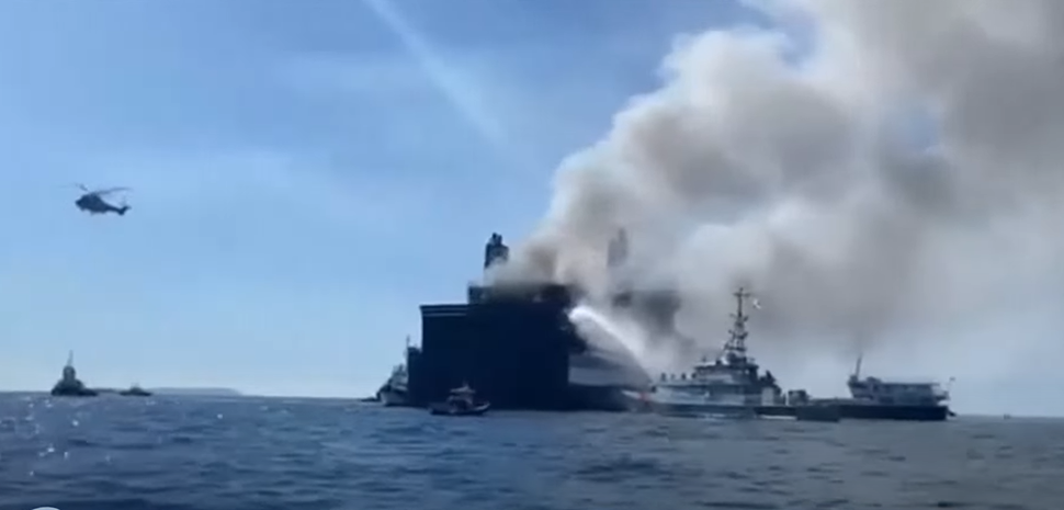 Trasladan ferry incendiado a puerto para proseguir búsqueda de desaparecidos en Grecia