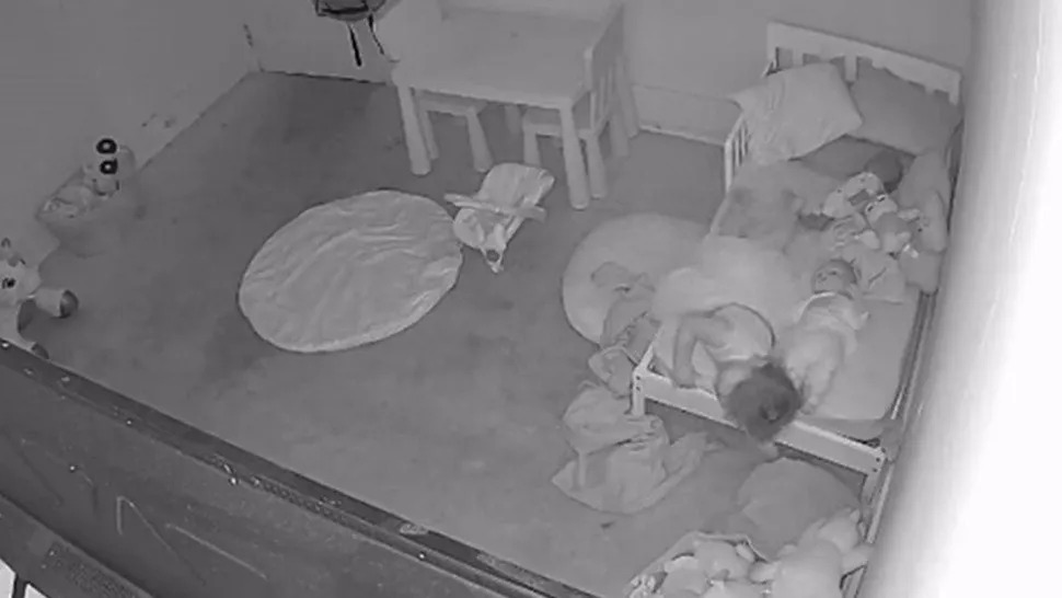 Perturbadoras imágenes: “Fuerza fantasmagórica” arrastró a su hija debajo de la cama (VIDEO)