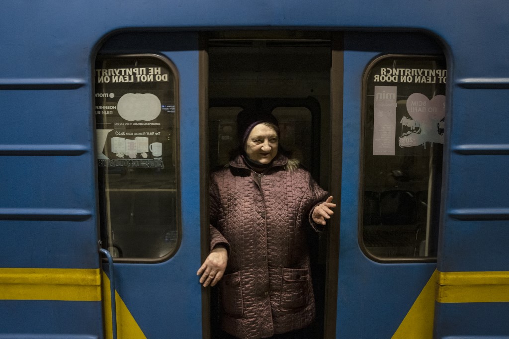 Ucranianos de edad avanzada viven refugiados en las estaciones de metro de Kiev