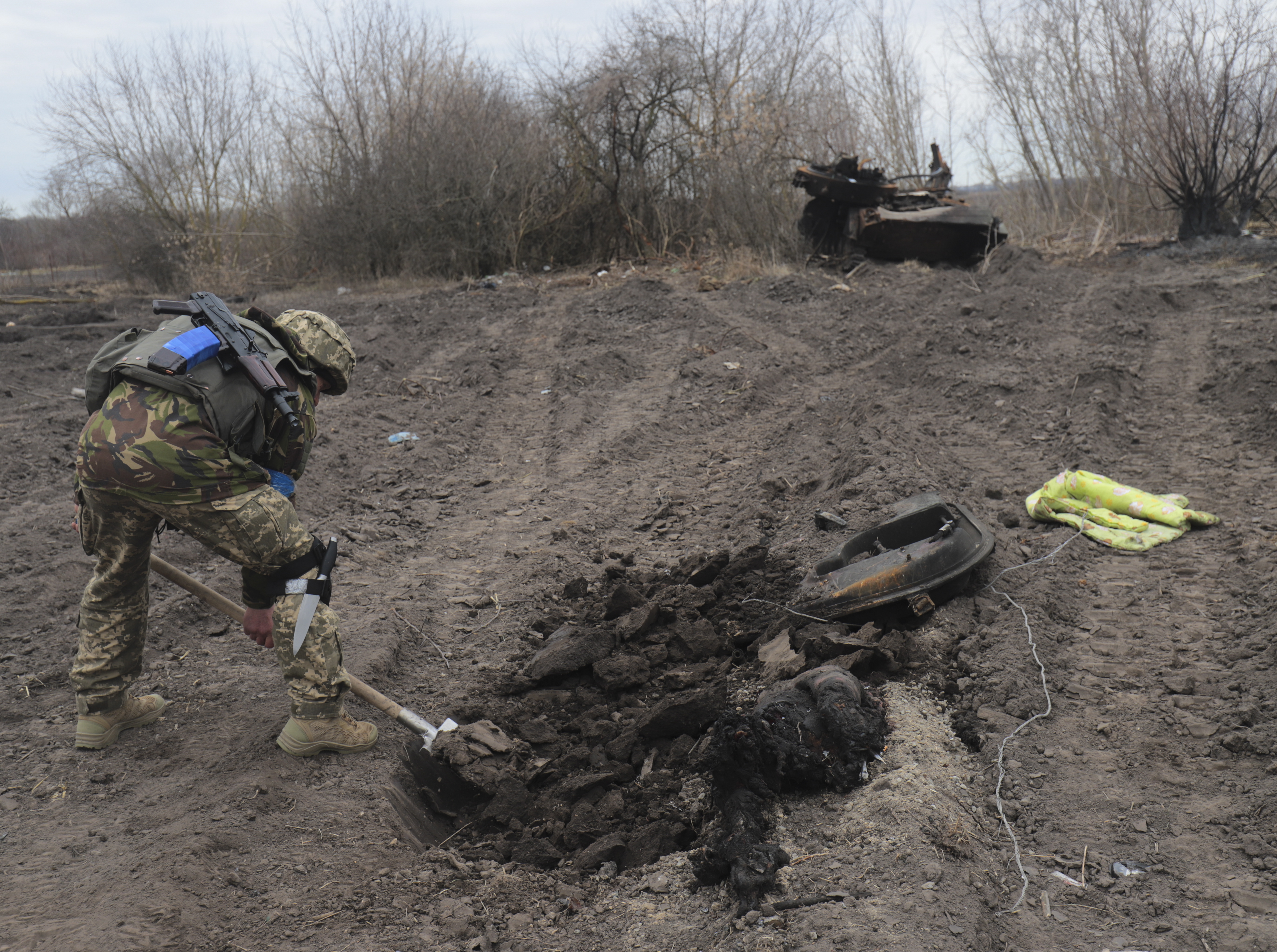 Un pueblo devastado en el sur de Ucrania sigue viviendo bajo amenaza