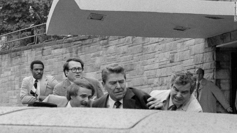 Maten a Reagan, el primero de los dos atentados que paralizaron al mundo y las teorías conspirativas