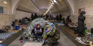 La vida, 80 metros bajo tierra, en un refugio del metro en Kiev