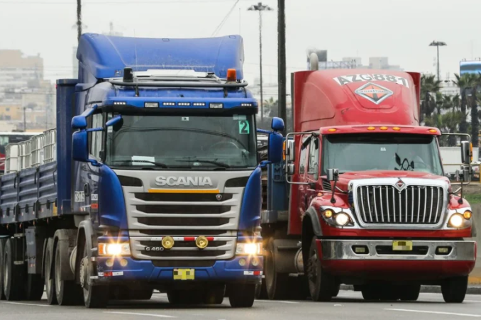Paro de transportistas de carga pesada en Perú mantiene vías bloqueadas y genera incremento de precios de alimentos