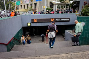 Metro de Caracas, reflejo de la desidia chavista: Techo de la estación Plaza Venezuela “refugio” de indigentes (FOTO)