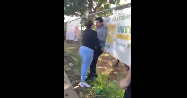 Enloquecida agredió salvajemente a un estudiante que peleó con otro compañerito por una novia (VIDEO)