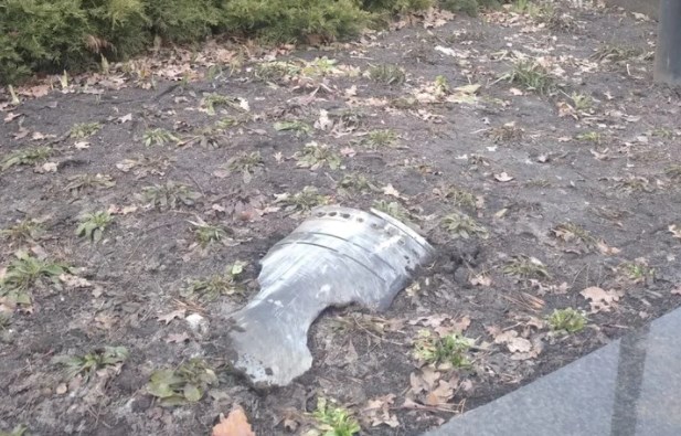 Falló por poco: los restos de un misil cayeron en el fondo de la residencia de Zelenski
