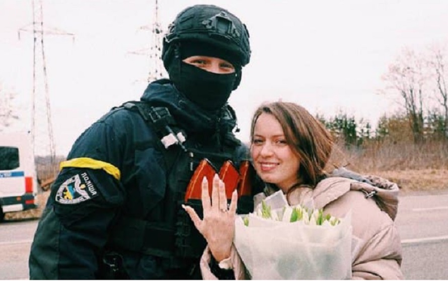 Policía ucraniano le pide matrimonio a su pareja en su puesto de comando