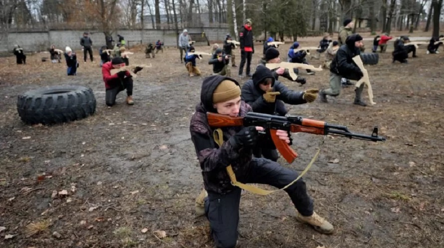 Permiten entregar armas a civiles en Ucrania para ser usadas contra los invasores rusos