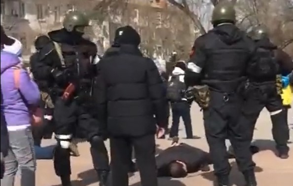 Tras tomar Berdyansk, tropas rusas atacan a manifestantes ucranianos que se oponen a la ocupación (VIDEO)