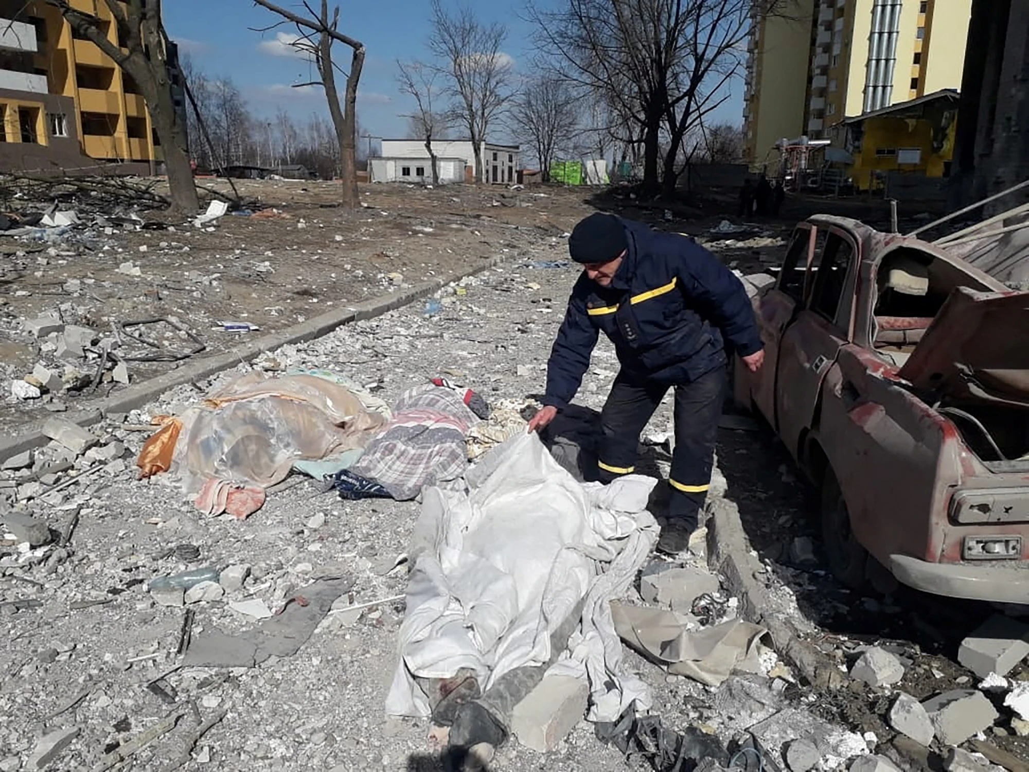 Horas después de prometer una reducción “drástica” de sus operaciones, Rusia bombardeó Chernihiv y Kiev