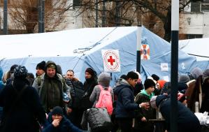 La Cruz Roja logra acceder a Irpin y llevar ayuda humanitaria a supervivientes