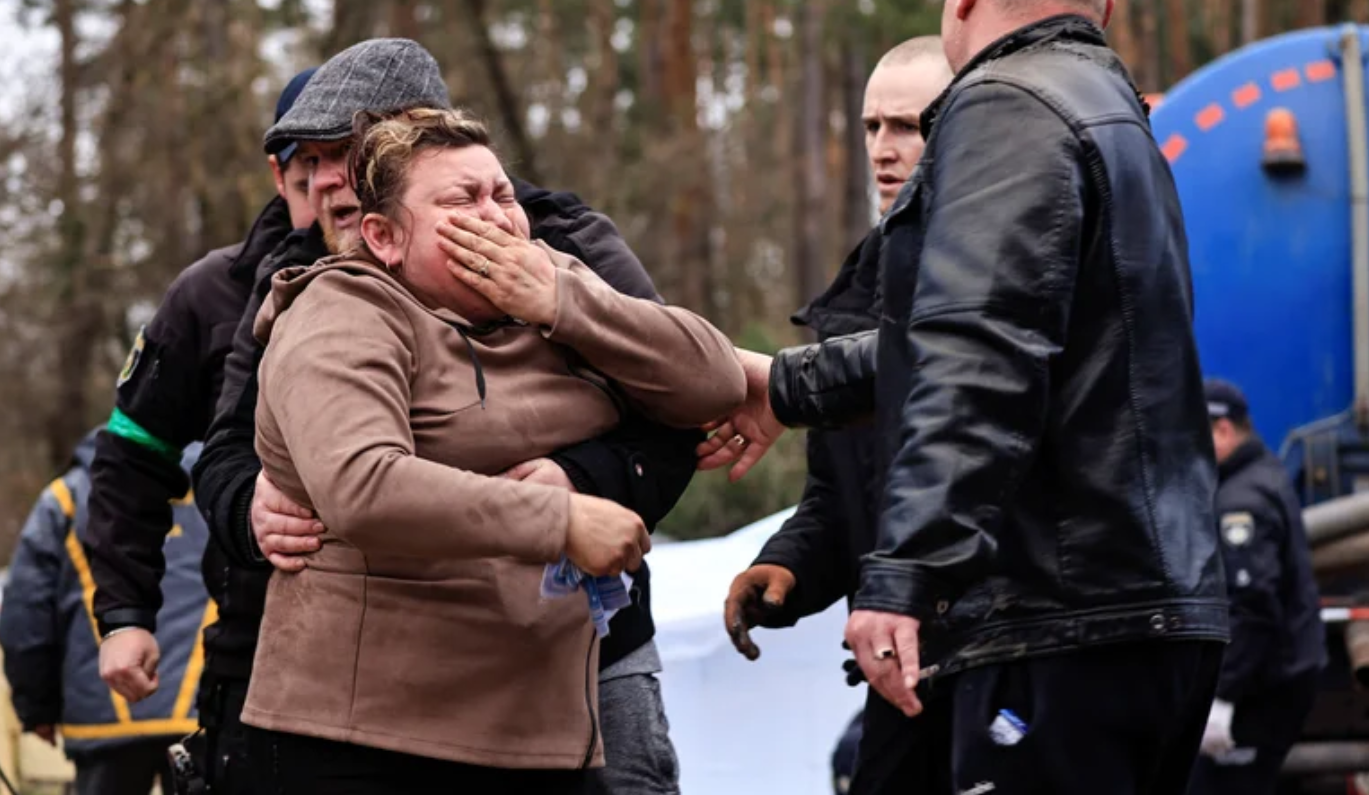 El desgarrador llanto de una mujer al momento de la exhumación de su hijo, encontrado en una fosa común cerca de Kiev