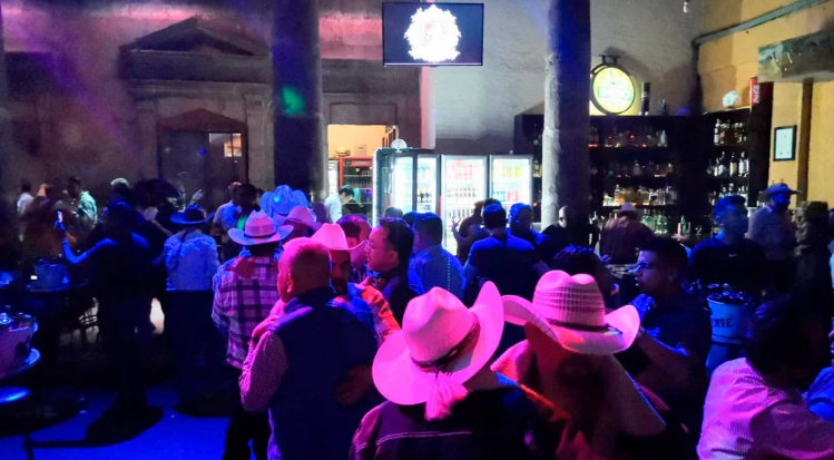 La cantina donde los vaqueros de la Ciudad de México bailan y se enamoran de su compadre