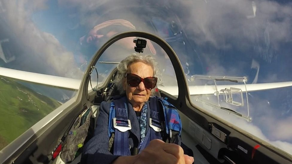 EN VIDEO: Una aviadora superviviente de la Segunda Guerra vuelve a pilotar a los 99 años