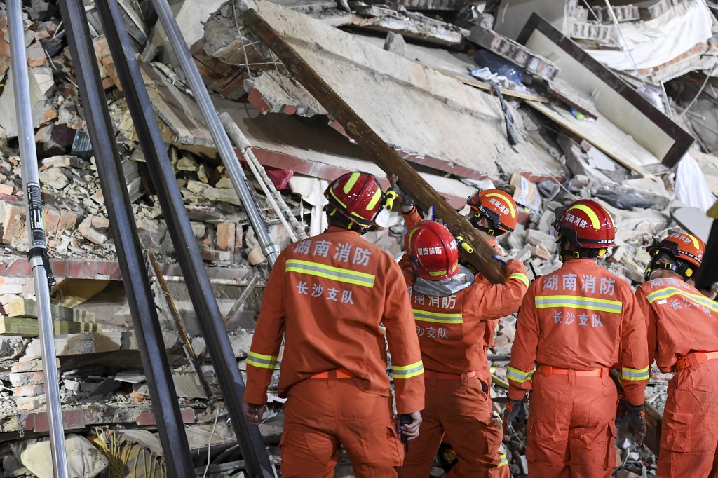 Hallan una superviviente tres días después del derrumbe de un edificio en China