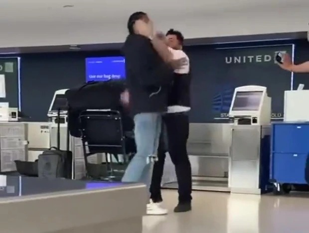 Así fue la batalla campal entre un pasajero histérico y empleado de una aerolínea en EEUU (VIDEO)