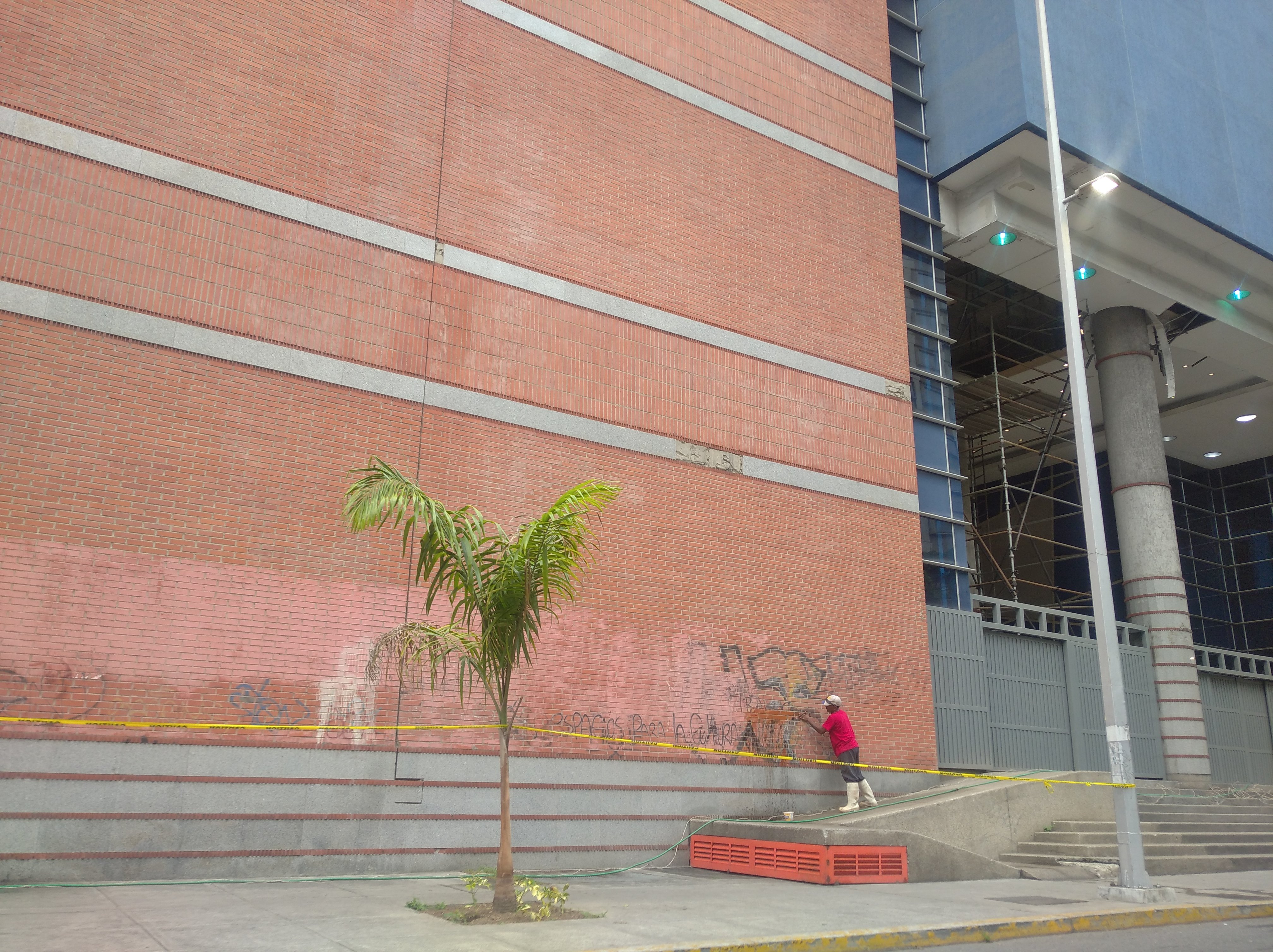 EN FOTOS: Realizan labores de limpieza en la fachada del Sambil La Candelaria