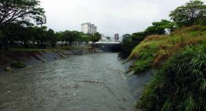 Crecida del río Guaire mantiene en vilo a los organismos de salvamento