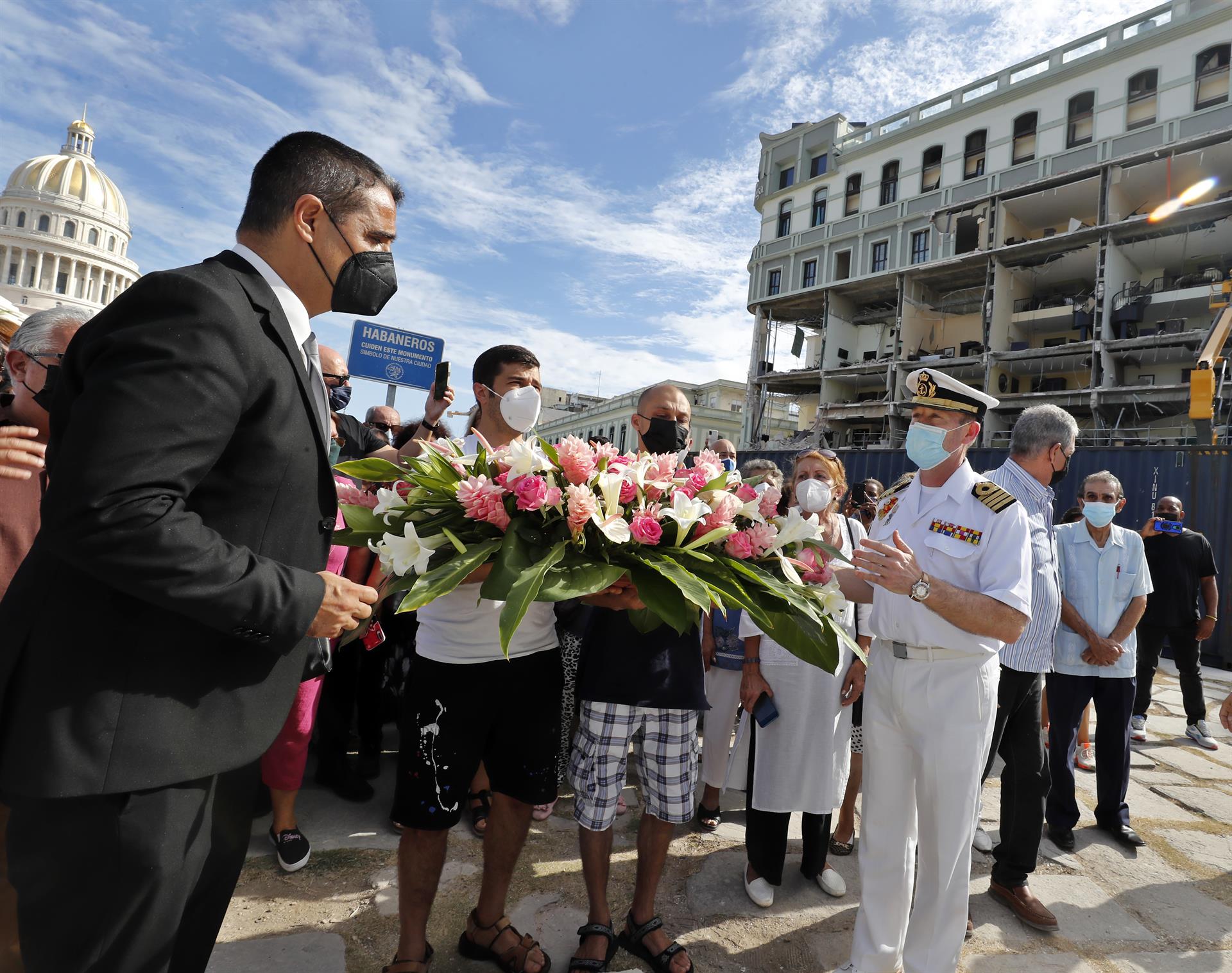 España deposita una ofrenda floral frente al Hotel Saratoga de La Habana