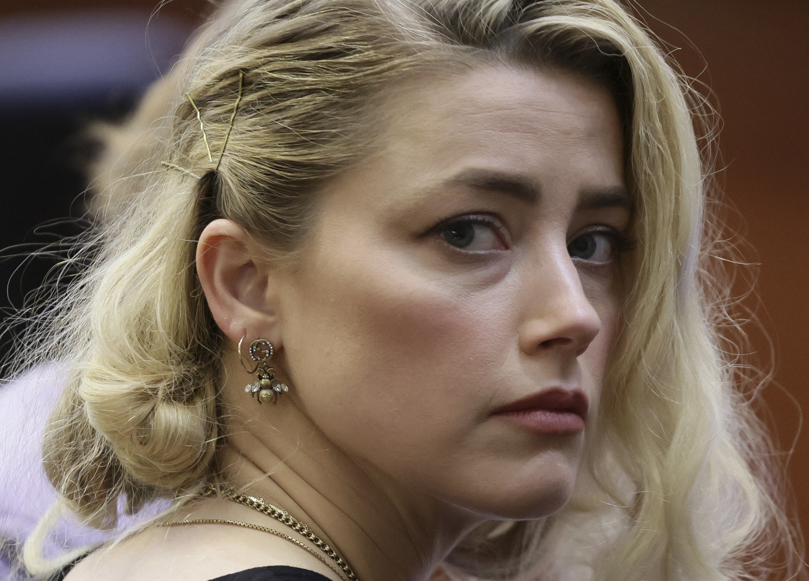 Por si te lo perdiste: Así fue la reacción de Amber Heard cuando leyeron la sentencia final (VIDEO)