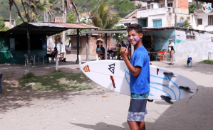 “El surf es mi vida”, el escape de niños de bajos recursos en pueblo costero de Venezuela