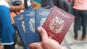 Con las manos en la masa: detenidos dos sujetos por falsificar prórrogas de pasaportes