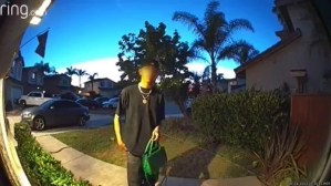 Joven de 17 años devuelve un bolso perdido y se lleva un dineral como recompensa (VIDEO)