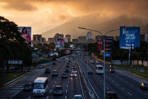 Bloomberg: Los símbolos de Hugo Chávez y el socialismo se borran del horizonte de Caracas