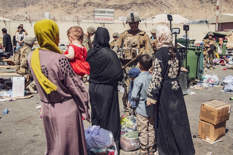 A un año de la caída de Kabul, cómo funciona la misión que continúa evacuando a los afganos más vulnerables