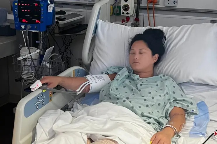 Pensó que iba a morir: Mujer perdió las piernas al ser succionada por las hélices de un gran barco en lago de EEUU