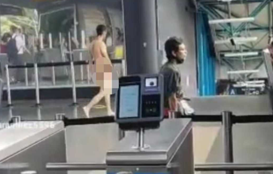 En VIDEO: Caminó desnudo por el Metro de Medellín “solo por querer llamar la atención”