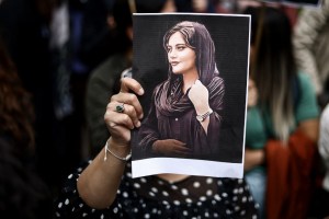 Irán no logra reimponer el velo un año después de la muerte de Amini