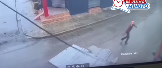 Increíble: un hombre salió en medio del huracán Fiona… para robar un techo de otra casa (Video)