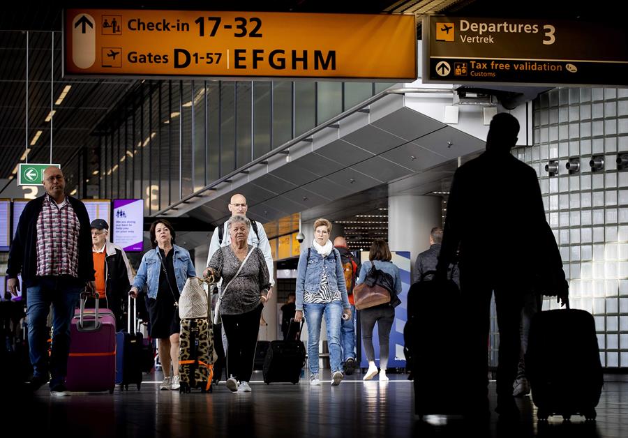 Aeropuerto de Ámsterdam disminuye a nueve mil viajeros al día por falta de personal