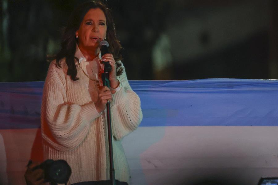 Cristina Fernández sugirió que el atentado se debió al clima judicial en su contra