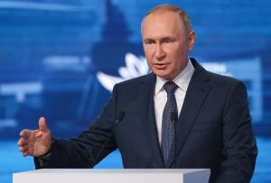 Putin considera una “tontería” iniciativa de la UE de limitar precio del gas