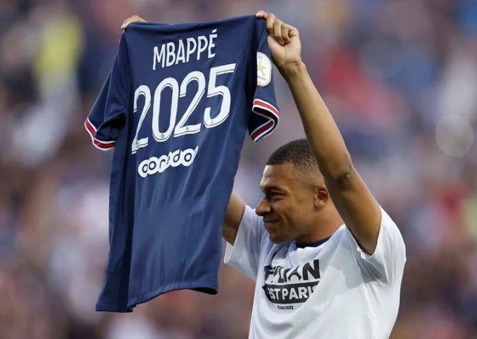Se conoció un detalle del nuevo contrato de Mbappé con PSG que encendió las alarmas en Francia