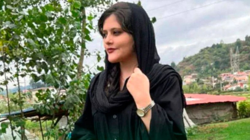 Muere una joven iraní que fue detenida por la Policía por llevar mal el velo