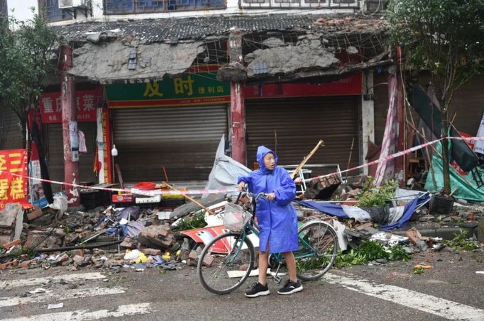 La reacción del hombre rescatado 17 días después del terremoto que dejó 93 muertos en China
