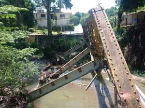 La indolencia sin límites del chavismo: se cayó puente de Río Casanay en Sucre hace dos años… y la gente “pariendo”