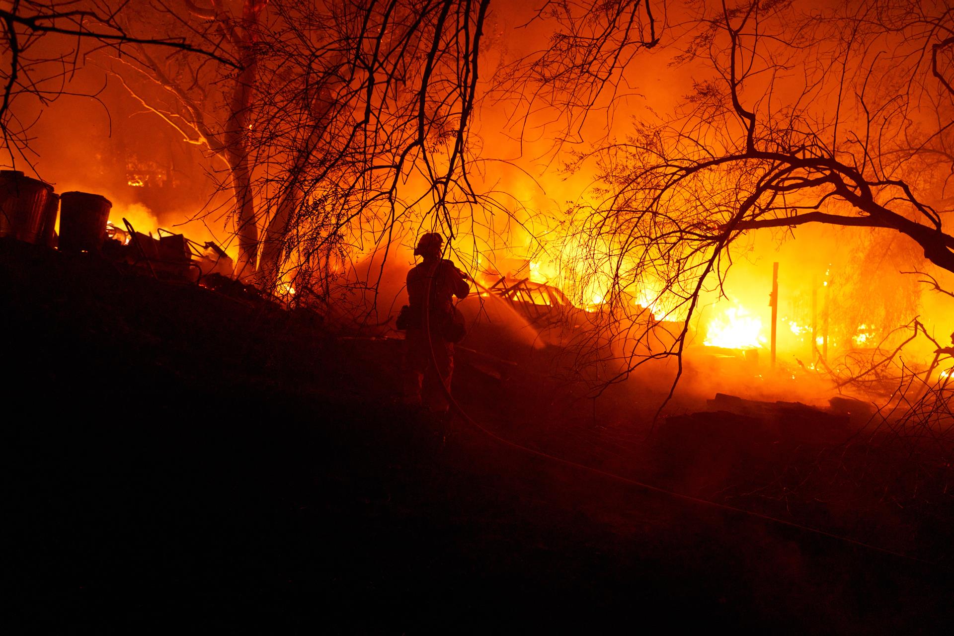 Al menos cuatro muertos y decenas de evacuaciones por los incendios en California